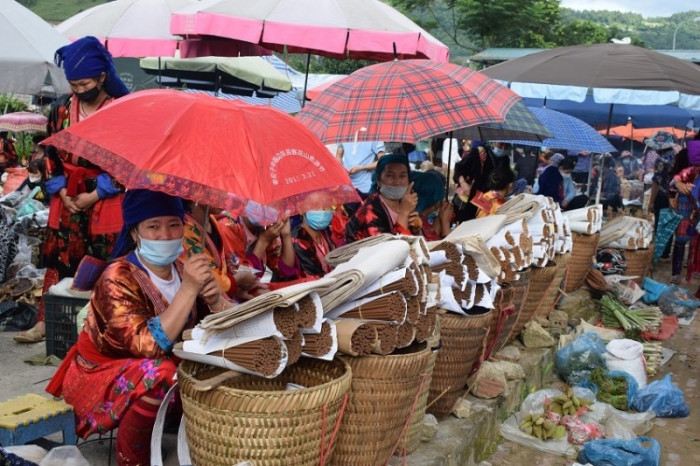 Chợ Phiên Co Mạ.